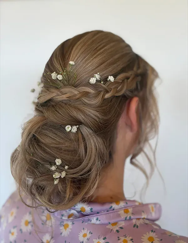 Coiffure de mariée avec fleurswebp