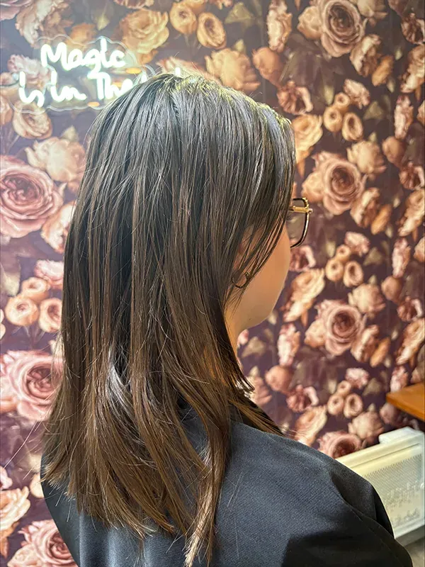 Cheveux raides de dos