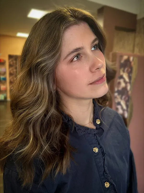 Femme de trois quart face