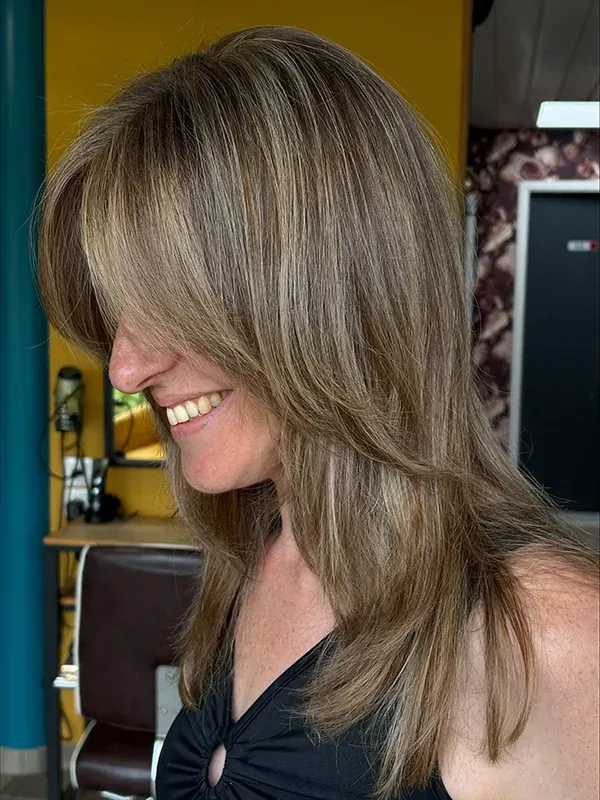 Cheveux longs de femme souriante